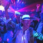 きらびやかな照明と７０、８０年代の名曲で盛り上がる「神戸ディスコ」＝神戸市中央区下山手通２、ＤＪＢＡＲ　ＴｏｗａＩｔｏ（撮影・大田将之） 