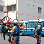 庁舎の屋上から要救助者を運ぶ機動隊員ら＝淡路市郡家、淡路署津名西分庁舎