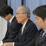 報告書について説明する第三者調査委員会の工藤涼二委員長（中央）＝27日午後、神戸市中央区（撮影・小林良多）