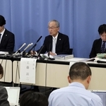 報告書について説明する第三者調査委員会の工藤涼二委員長（中央）＝27日午後、神戸市中央区（撮影・小林良多）