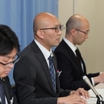 前総務部長への懲戒処分について発表する兵庫県の波多野武志職員局長（中央）ら＝27日午後、神戸市中央区（撮影・小林良多）