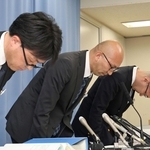 前総務部長への懲戒処分について発表し、謝罪する兵庫県の波多野武志職員局長（中央）ら＝27日午後、神戸市中央区（撮影・小林良多）