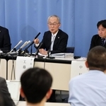報告書に関する質疑に答える第三者調査委員会の工藤涼二委員長（中央）＝２７日午後、神戸市中央区（撮影・小林良多）