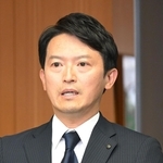 前総務部長の情報漏えいが第三者委に認定されたことなどを巡り、取材に応じる斎藤元彦知事＝２７日午後、神戸市中央区、兵庫県庁（撮影・大田将之）