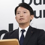 前総務部長の情報漏えいが第三者委に認定されたことなどを巡り、定例会見で記者からの質問に答える斎藤元彦知事＝28日午後、神戸市中央区、兵庫県庁（撮影・丸山桃奈）