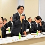 地域の課題について説明する姫路市の清元秀泰市長（中央）ら＝東京都千代田区