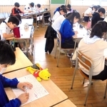 子ども新聞のコラムを書き写す小学６年生たち＝姫路市立豊富小中学校