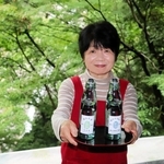 布引の滝近くの茶屋で提供されることになったラムネ。女将の山口公子さんは「風情を楽しんで」と話す＝神戸市中央区葺合町、おんたき茶屋