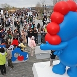 ミャクミャクのオブジェを撮影しようと集まる来場者ら＝４月１３日、大阪市此花区の夢洲（撮影・笠原次郎）