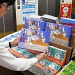 主要書店で販売が始まったかなしきデブ猫ちゃんの「マルの怪盗Ｘを追え！」＝神戸市中央区三宮町１、ジュンク堂書店三宮店（撮影・三宅晃貴）