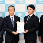 斎藤元彦知事（右から２人目）に要望書を手渡す播磨臨海地域道路網建設促進協議会の齋木俊治郎会長（同３人目）ら＝兵庫県庁