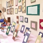 熊本県産のイグサの敷物につづられたかな書など生活用品と融合した作品が並ぶ会場＝神戸市灘区原田通３、原田の森ギャラリー