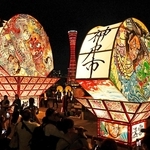 神戸ポートタワーを背景に、勇壮な練り歩きで観客らを魅了した弘前ねぷた＝３０日夜、神戸市中央区東川崎町１（撮影・斎藤雅志）