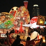 神戸ポートタワーを背景に、勇壮な練り歩きで観客らを魅了した弘前ねぷた＝３０日夜、神戸市中央区東川崎町１（撮影・斎藤雅志）