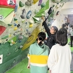 部活の地域移行を前に、体験会でスポーツクライミングを教わる児童ら＝２月、神戸市長田区（神戸市教育委員会提供）