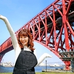 お気に入りという「港大橋」の前でポーズを取るラジオＤＪの尾上さとこさん＝大阪市住之江区南港東９