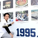 １９９５年の写真パネルの前に登場した星野伸之さん＝３１日午後、神戸市須磨区、ほっともっとフィールド神戸（撮影・中西幸大）