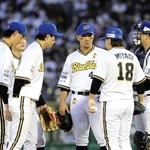 「がんばろうＫＯＢＥ」の復刻ユニホームでプレーするオリックスナイン＝３１日夜、神戸市須磨区、ほっともっとフィールド神戸（撮影・中西幸大）