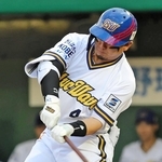 「がんばろうＫＯＢＥ」の復刻ユニホームでフルスイングするオリックスの森友哉＝３１日夜、神戸市須磨区、ほっともっとフィールド神戸（撮影・中西幸大）