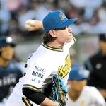 「がんばろうＫＯＢＥ」の復刻ユニホームで力投するオリックスの宮城大弥投手＝３１日夜、神戸市須磨区のほっともっとフィールド神戸（撮影・中西幸大）