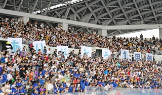 「ありがとう１周年」と掲げられたボードも登場した＝１日午後、神戸市須磨区若宮町１、神戸須磨シーワールド