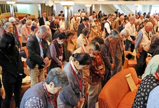 洋上に散った魂を思い、結団式で黙祷する遺族ら＝１日午後、神戸市中央区、にっぽん丸（撮影・笠原次郎）