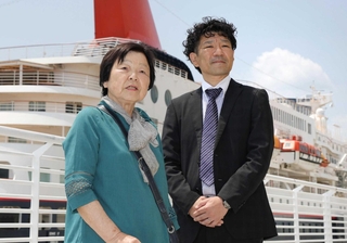 出港前の広田早苗さん（左）と同行する長男の崇志さん＝１日午後、神戸市中央区（撮影・笠原次郎）