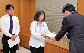 斎藤元彦知事に対する辞職申し入れ書を手渡す庄本悦子・共産党県議団長（中央）＝２日午前、兵庫県議会