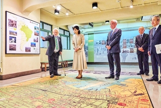 神戸港からブラジルへの移民が盛んに行われていた１９３４年当時の神戸市の地図をご覧になる佳子さま＝神戸市中央区山本通３、海外移住と文化の交流センター（日伯協会提供）