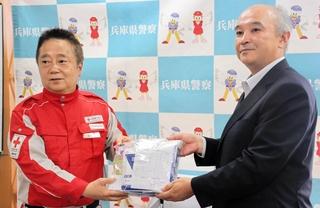 兵庫県警に医薬品を寄託した日本赤十字社兵庫県支部の生安衛事務局長（左）＝県警本部