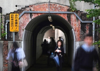 神戸大空襲の爪痕を今に伝えるトンネル＝神戸市灘区灘南通（撮影・風斗雅博）