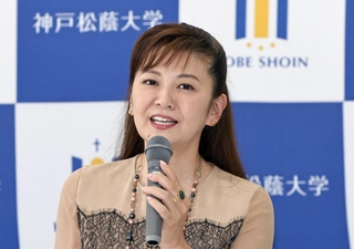 客員教授の就任会見に笑顔で臨む南野陽子さん＝２日午後、神戸市灘区、神戸松蔭大学（撮影・丸山桃奈）