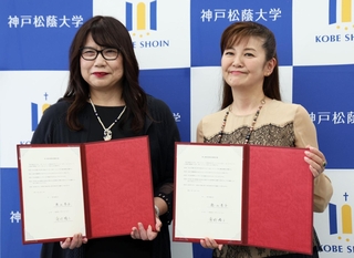 調印証明書を手にする南野陽子さん（右）と神戸松蔭大学の徳山孝子学長＝２日午後、神戸市灘区、神戸松蔭大学（撮影・丸山桃奈）
