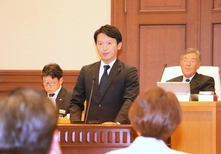 兵庫県議会本会議で、告発文書問題の受け止めなどを述べた斎藤元彦知事＝３日午前、県公館