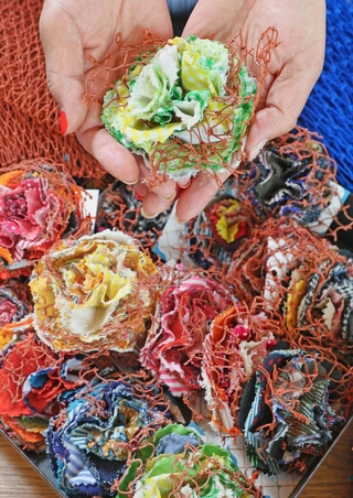 役目を終えた漁網を使って作成されるコサージュ＝明石市大明石町１