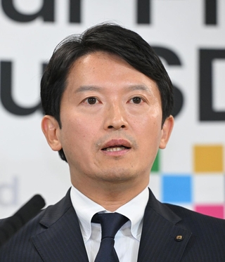 定例会見で質問に応じる兵庫県の斎藤元彦知事＝４日午後、神戸市中央区、兵庫県庁（撮影・大田将之） 