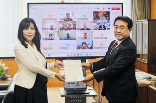防災庁の有識者会議による報告書を受け取る赤沢亮正防災庁設置準備担当相（右）＝東京都千代田区