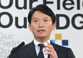 定例会見で質問に応じる兵庫県の斎藤元彦知事＝４日午後、神戸市中央区、兵庫県庁（撮影・大田将之）