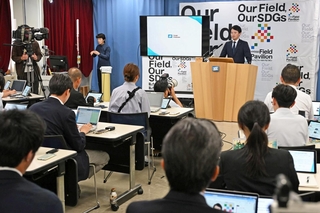 定例会見で質問に応じる兵庫県の斎藤元彦知事＝４日午後、神戸市中央区、兵庫県庁（撮影・大田将之）
