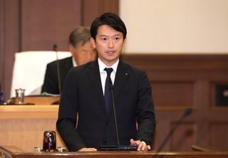 自身の給与を減額する条例改正案などの提案説明を行う斎藤元彦知事＝６日午前、神戸市中央区下山手通４、兵庫県公館（撮影・笠原次郎）