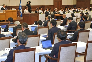 主要４会派による代表質問が行われた兵庫県議会定例会＝６日午後、神戸市中央区下山手通４、県公館（撮影・笠原次郎）