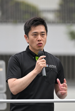 街頭で演説する日本維新の会の吉村洋文代表＝７日午後、尼崎市潮江１（撮影・大田将之）