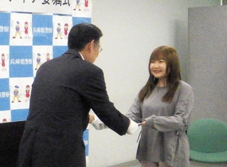 委嘱状を受け取る防災学生ボランティア（右）＝神戸市中央区、県警本部（県警提供）