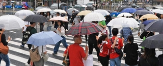 梅雨入りし、傘を差す大勢の人が行き交う神戸の市街地＝９日午後、神戸市中央区（撮影・笠原次郎）
