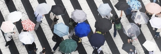 梅雨入りし、傘を差す人が行き交う神戸の市街地＝９日午後、神戸市中央区（撮影・笠原次郎）
