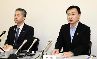 調査委員会の報告内容について発表する日本維新の会の東徹衆院議員（右）と金子道仁参院議員＝神戸市内