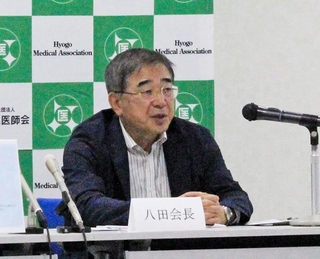 「熱中症は予防策が大切」と呼びかける兵庫県医師会の八田昌樹会長＝神戸市中央区