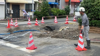 水道管工事現場で大きく穴があいた道路＝神戸市中央区中山手通７