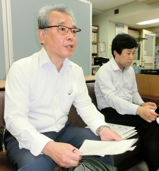 声明を発表する自由法曹団兵庫県支部の松山秀樹支部長（左）ら＝神戸市中央区