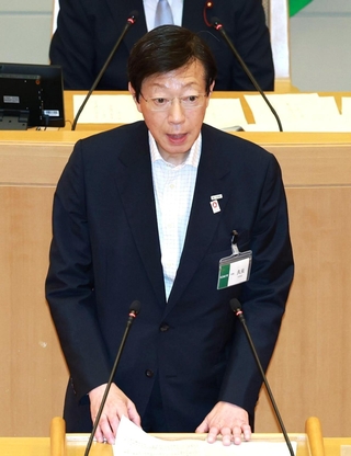神戸市会本会議で同市長選への立候補を表明する久元喜造氏＝１０日午後、神戸市中央区加納町６、神戸市会本会議場（撮影・小林良多）